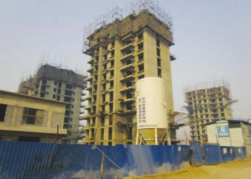 爛尾的現(xiàn)代國際汽貿(mào)城配套住宅項目。