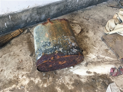 村民參與治理滲坑時(shí)使用過的鐵桶，已經(jīng)被嚴(yán)重腐蝕。