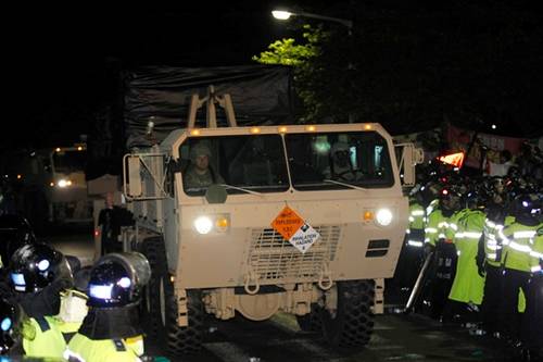 在1000多名警察的護衛(wèi)下，薩德系統(tǒng)被運到星州的高爾夫球場圖據(jù)網(wǎng)絡(luò)