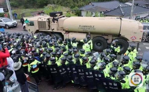 凌晨4時(shí)30分左右，駐韓美軍向“薩德”系統(tǒng)部署地星州高爾夫球場(chǎng)運(yùn)送“薩德”相關(guān)裝備。約有20多輛卡車(chē)和軍用拖車(chē)進(jìn)入星州高爾夫球場(chǎng)，其中裝有兩臺(tái)導(dǎo)彈發(fā)射架、X波段雷達(dá)及作戰(zhàn)指控中心等裝備。