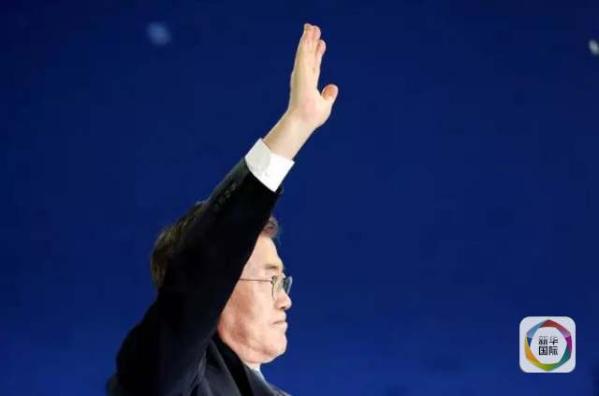 目前民調(diào)領(lǐng)先的共同民主黨候選人文在寅方面當(dāng)天上午表示，強(qiáng)行在星州部署“薩德”的做法“無(wú)視國(guó)民意愿和程序”，實(shí)際上切斷了下屆政府針對(duì)“薩德”相關(guān)政策的判斷余地。