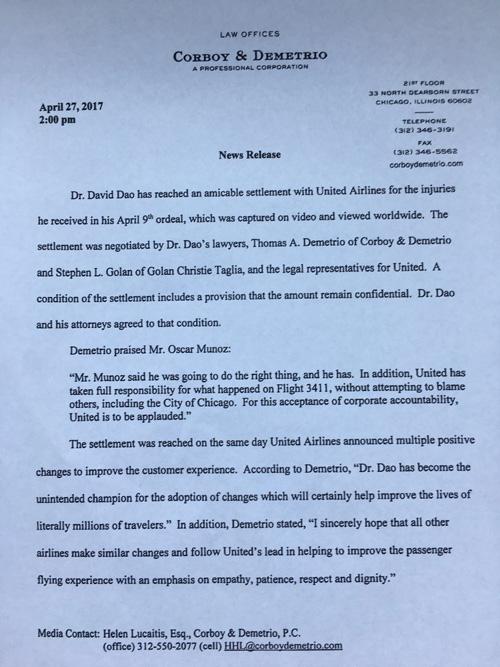 當(dāng)?shù)貢r(shí)間4月27日14點(diǎn)（北京時(shí)間28日凌晨3點(diǎn)），負(fù)責(zé)代理美聯(lián)航暴力拖拽乘客下飛機(jī)一案的律師德梅特里奧給包括央視記者在內(nèi)的媒體發(fā)來郵件，稱美聯(lián)航已與遭暴力拖拽下飛機(jī)的乘客David Dao達(dá)成和解協(xié)議。但作為條件之一，協(xié)議的具體內(nèi)容和涉及的金額保密。
