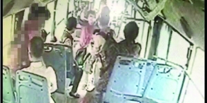 女司機(jī)路見不平一聲吼，小女孩方才脫身 視頻截圖