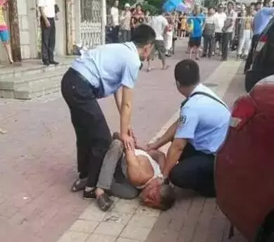 七旬老翁鬧市持刀殺死老同學(xué)因幾千元欠了多年? 七旬老翁鬧市持刀殺死老同學(xué)因幾千元欠了多年?