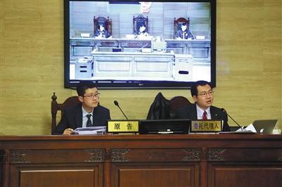 “小黃車”的商標(biāo)所有人“數(shù)人公司”代理律師稱，“ofo小黃車”侵犯了“小黃車”的注冊商標(biāo)。