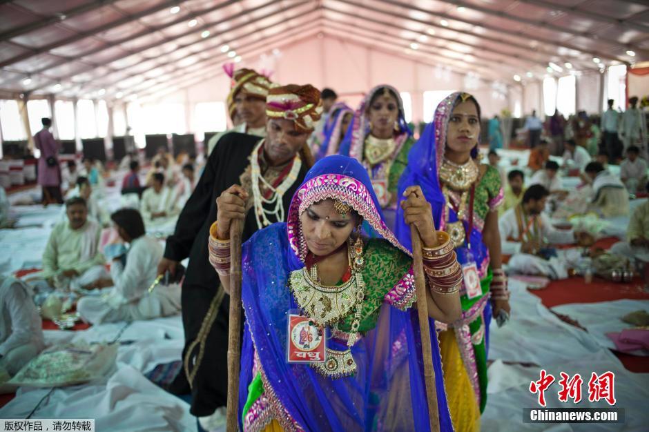 當?shù)貢r間2014年6月15日,印度新德里,印度政府為數(shù)百對貧困新人舉辦集體婚禮。