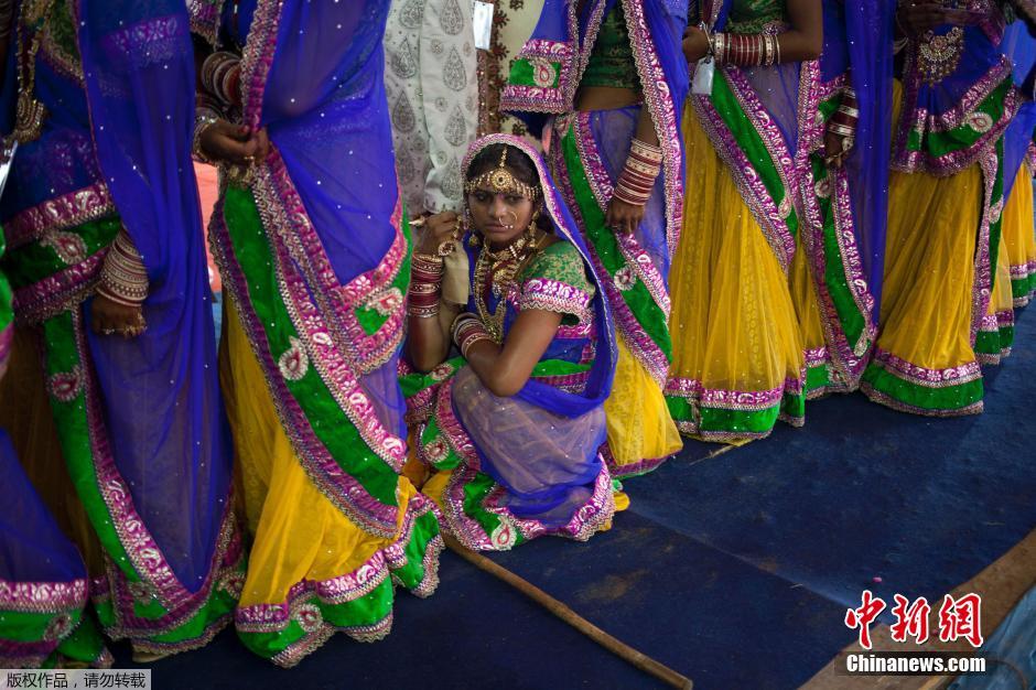 當?shù)貢r間2014年6月15日,印度新德里,印度政府為數(shù)百對貧困新人舉辦集體婚禮。