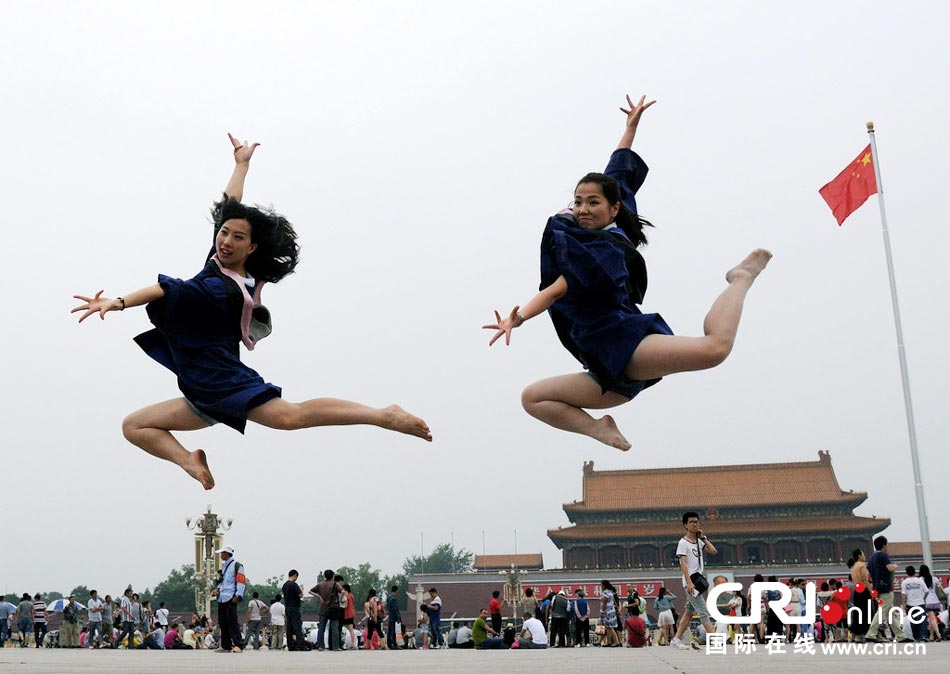 幾名打?qū)W生天安門廣場創(chuàng)意留影。圖片來源：金聞/CFP