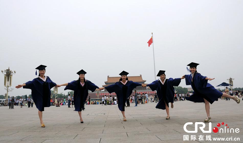 幾名打?qū)W生天安門廣場創(chuàng)意留影。圖片來源：金聞/CFP