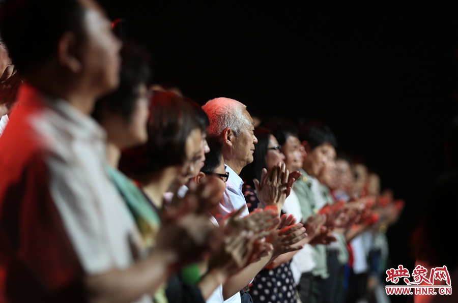 中央電視臺(tái)“時(shí)代楷?！卑l(fā)布廳，觀眾起立為“編外雷鋒團(tuán)”鼓掌。