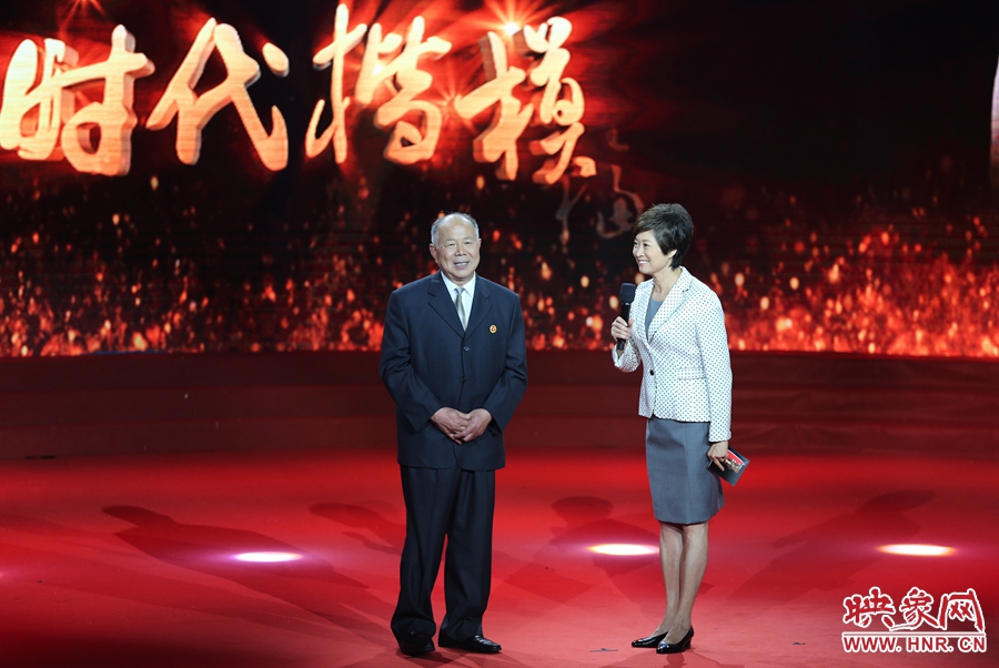 河南鄧州“編外雷鋒團(tuán)”團(tuán)長，在“時(shí)代楷?！卑l(fā)布廳接受敬一丹訪問。