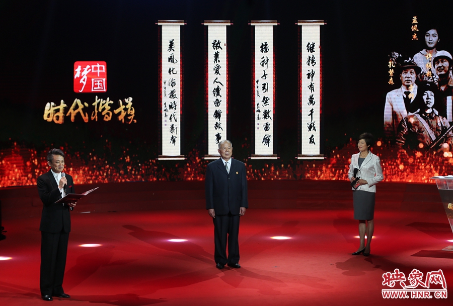 朗誦者現(xiàn)場朗誦贊河南鄧州“編外雷鋒團(tuán)”的楹聯(lián)。