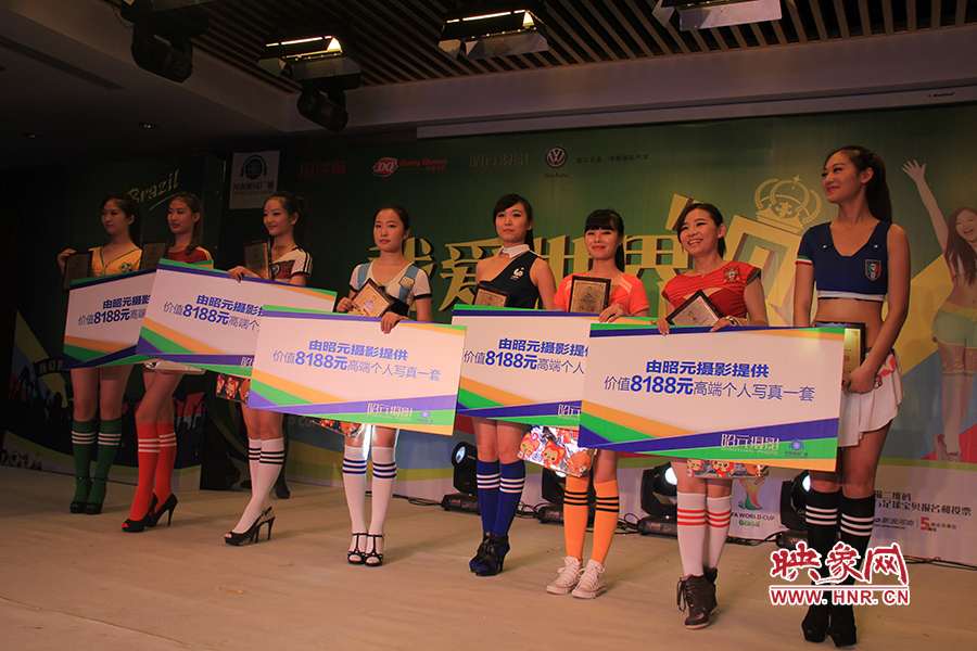 18位足球佳麗通過自我列紹、旗袍走秀、球衣展示三輪比拼，最終8位選手成功勝出。