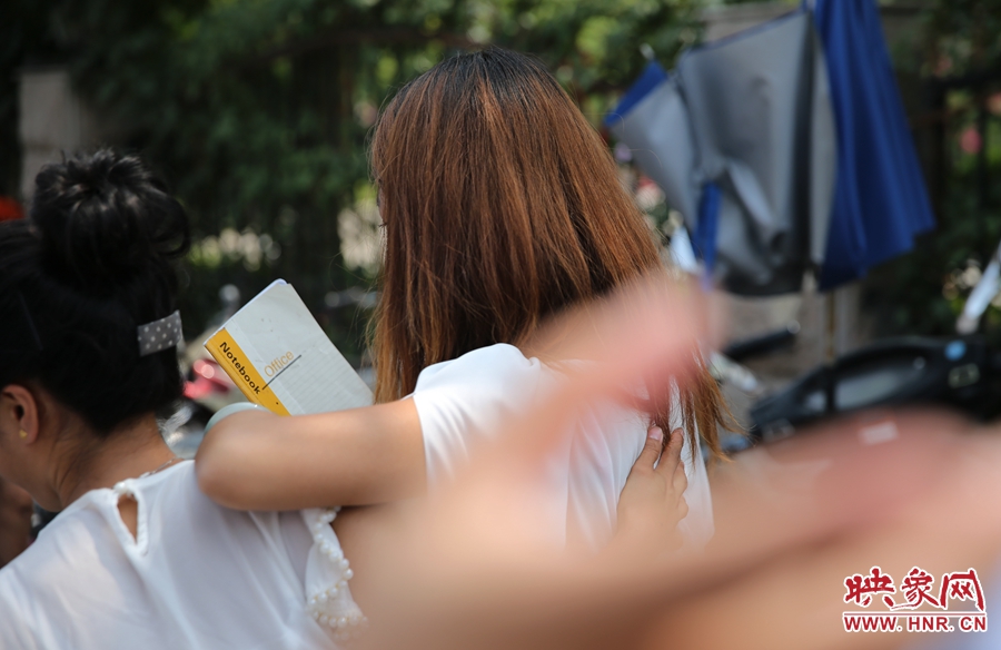 兩名看守?cái)偽坏呐⒁娪浾吲恼针x開現(xiàn)場(chǎng)。