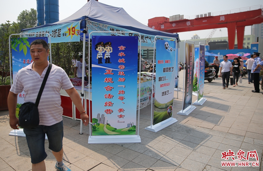 攤位被“圍觀”后，沒(méi)有一單生意，過(guò)往市民叫好。