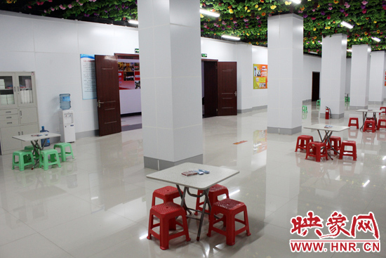 為了給市民納涼避暑創(chuàng)造舒適的環(huán)境，今年鄭州市人防辦加大了投入，對(duì)納涼點(diǎn)進(jìn)行了升級(jí)改造