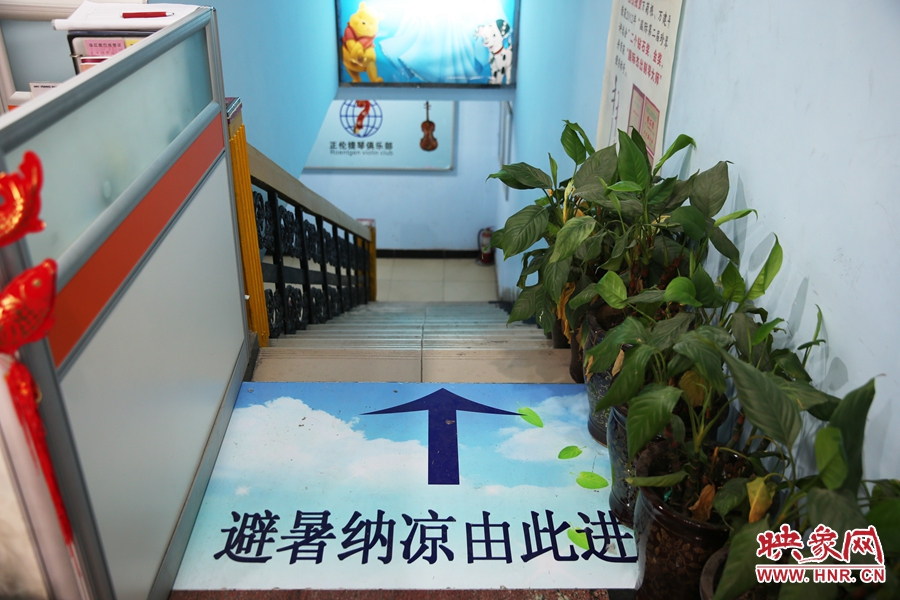 金水區(qū)人防（珠江琴行）納涼點入口處的明顯標識。