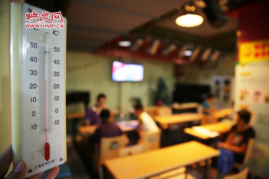 金水區(qū)人防辦（珠江琴行）納涼處，市民在25度的室內玩棋牌。