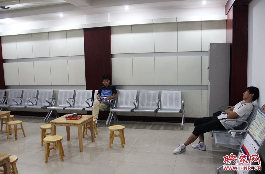 中原區(qū)人防納涼場所（桐柏路與中原路交叉口），市民在22度的室內休息，并配有棋牌和飲用水。