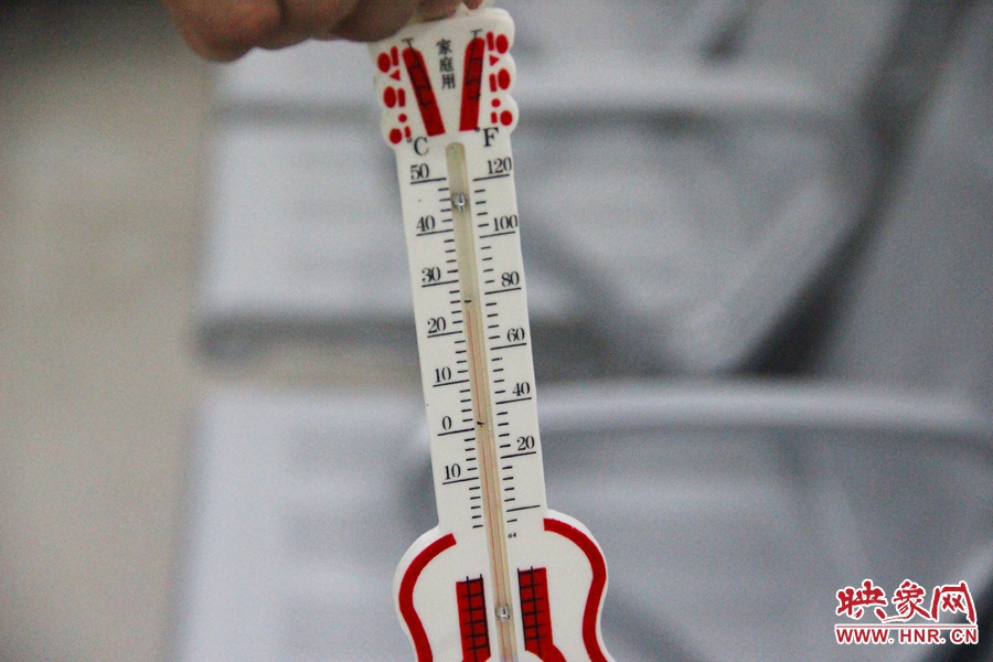 中原區(qū)人防納涼場所（桐柏路與中原路交叉口），室內溫度達24度，相比中原區(qū)室外溫度低14度。