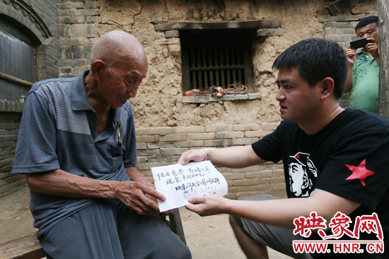 映象網(wǎng)記者親手將網(wǎng)友捐款交到老人手中。