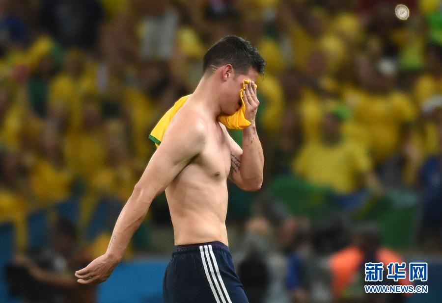 7月4日，哥倫比亞隊(duì)球員羅德里格斯退場(chǎng)時(shí)掩面而泣。