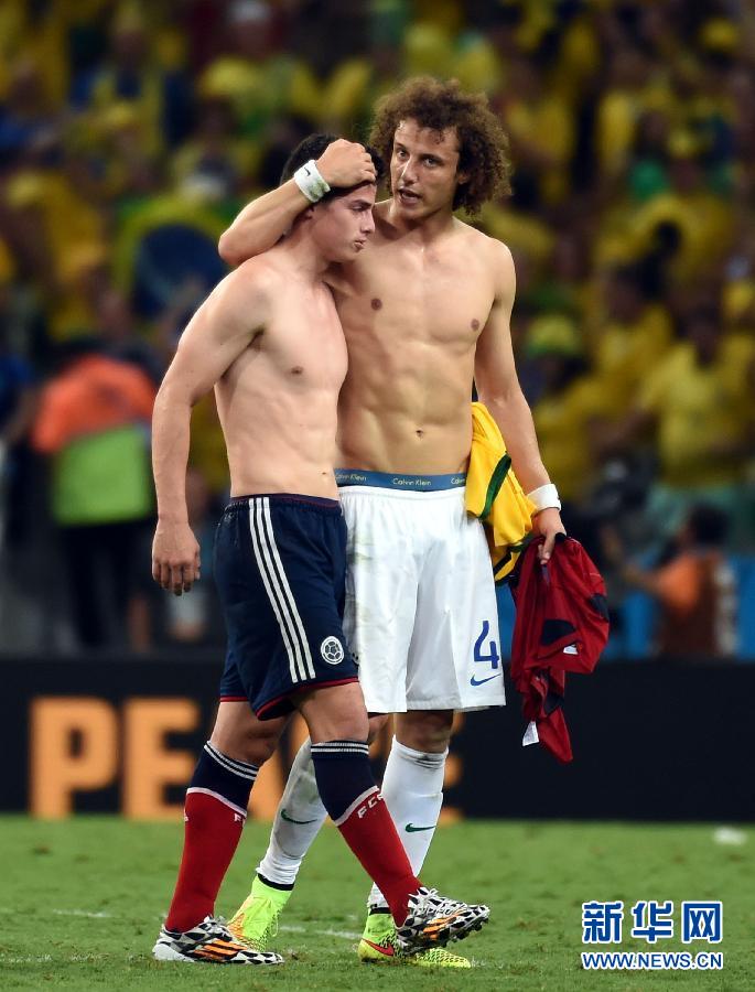 圖為7月4日，巴西隊(duì)球員路易斯（右）賽后安慰哥倫比亞隊(duì)球員羅德里格斯。