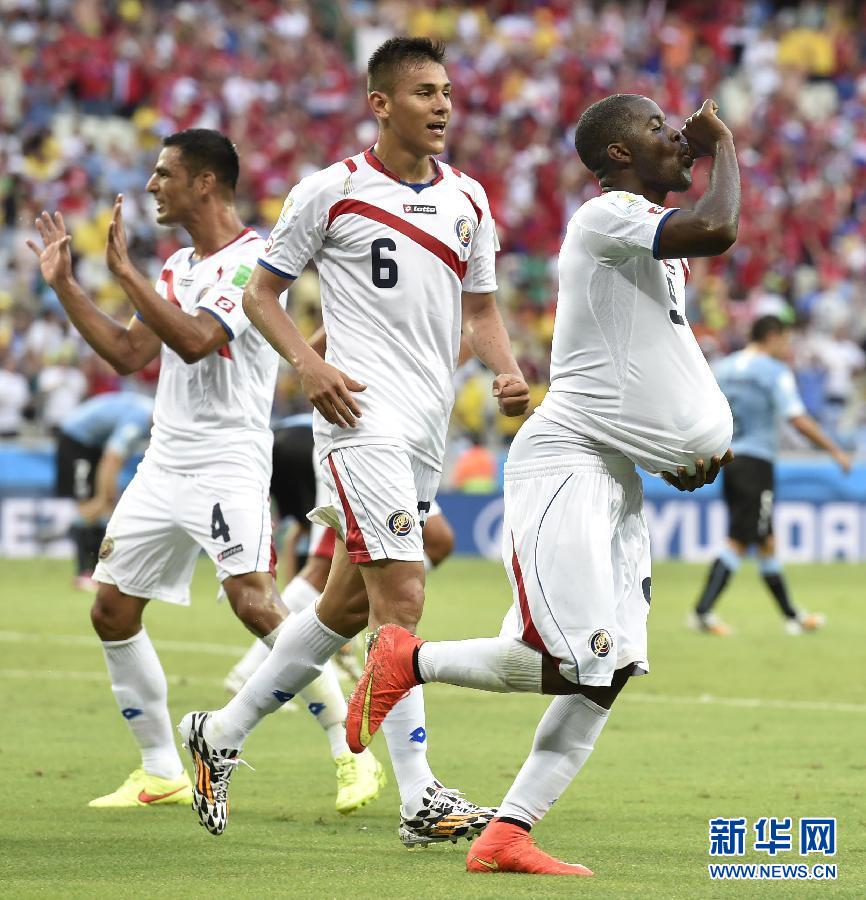 6月14日，哥斯達(dá)黎加隊(duì)球員喬·坎貝爾（右一）進(jìn)球后將足球塞進(jìn)衣服內(nèi)慶祝。