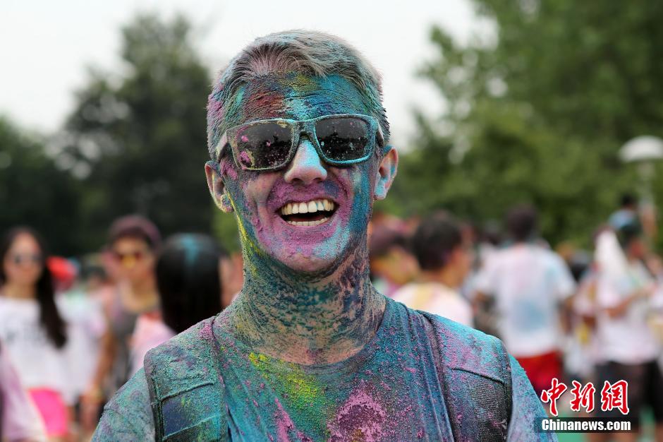 7月19日,參加彩虹跑的年輕人沖向終點(diǎn)后合影。