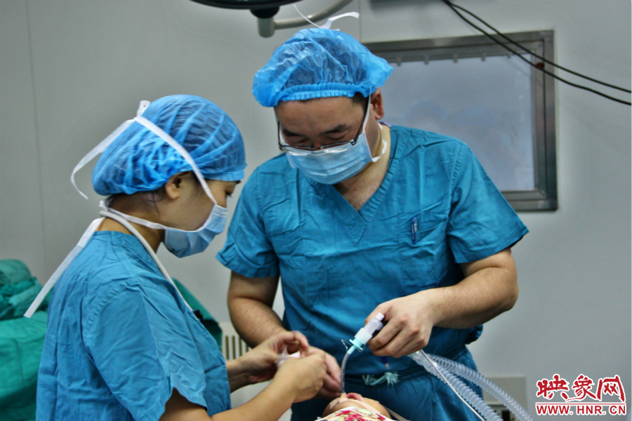 醫(yī)生正在對小龍進(jìn)行麻醉后的觀察。