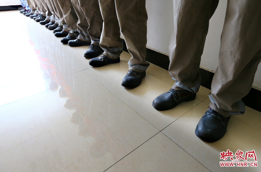 由于工作需要，即使在高溫天氣下也必須穿厚重的絕緣鞋