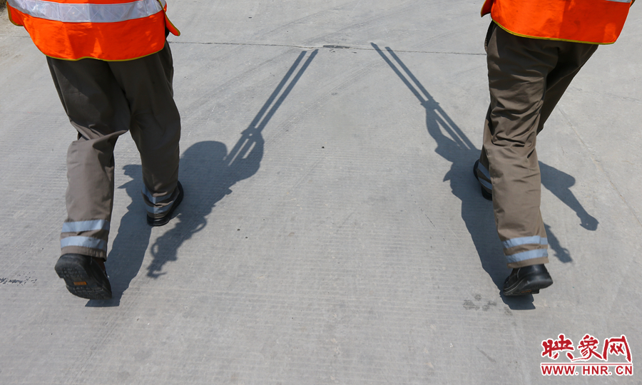 中午時(shí)分，烈日當(dāng)頭，在滾燙的水泥地面上投下了小小的身影