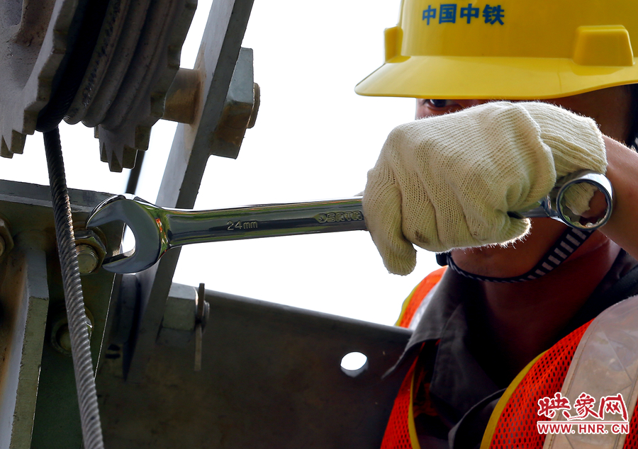 雖然備受高溫的煎熬，但是工作卻是一絲不茍