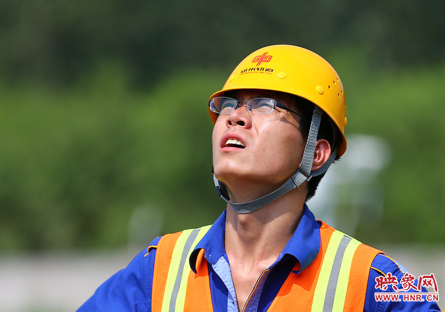 在直射的陽(yáng)光下，工作人員只能瞇著眼睛觀察施工情況