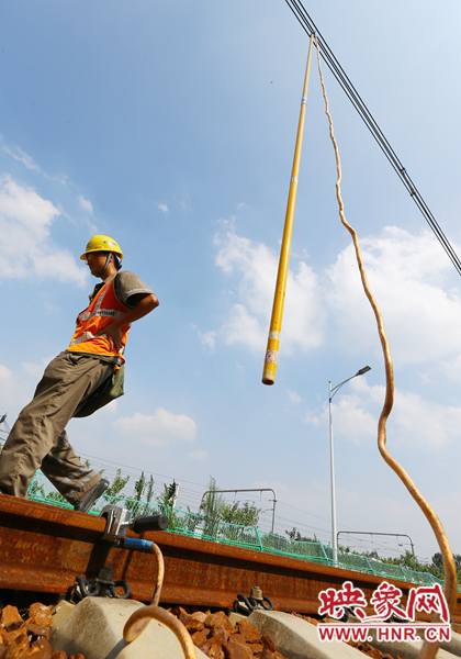 金屬的施工工具，在高溫的暴曬下需要帶上手套才敢觸碰