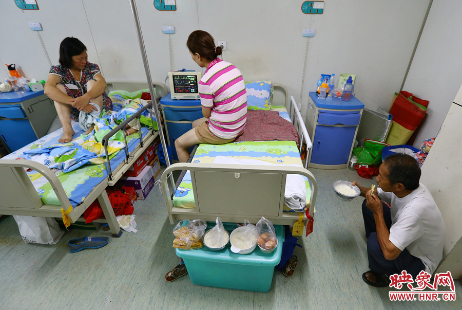 早上八點多，親戚買來了早餐，可是孩子的奶奶和姑姑卻吃不下去