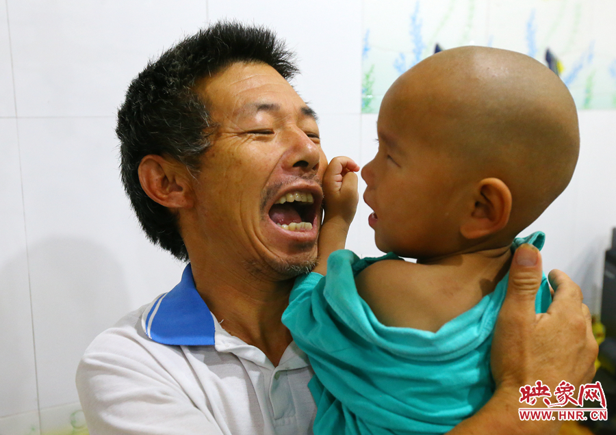 麻醉前，爺爺努力逗著大龍笑，他希望孩子能暫時忘記傷病帶來的疼痛