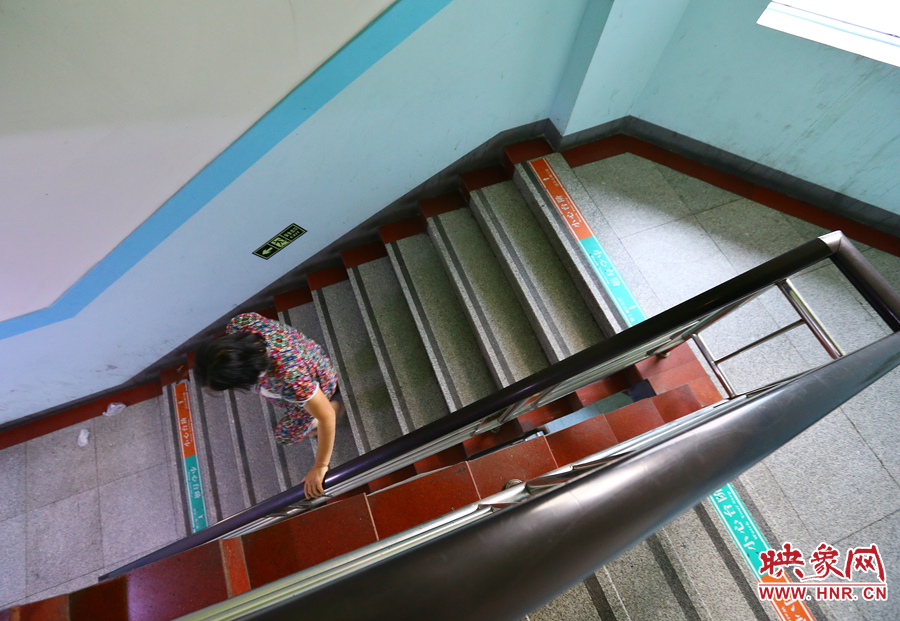 當看到孫子進入手術(shù)室后，大龍的奶奶含著淚離開