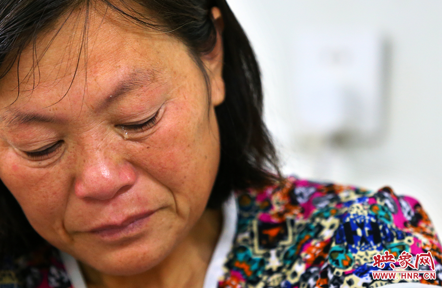 大龍手術(shù)時，等待結(jié)果的奶奶留下了淚水