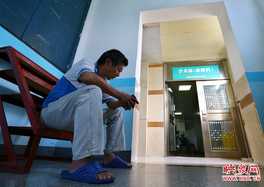 大龍的手術(shù)時，爺爺一直在門口焦急的等待
