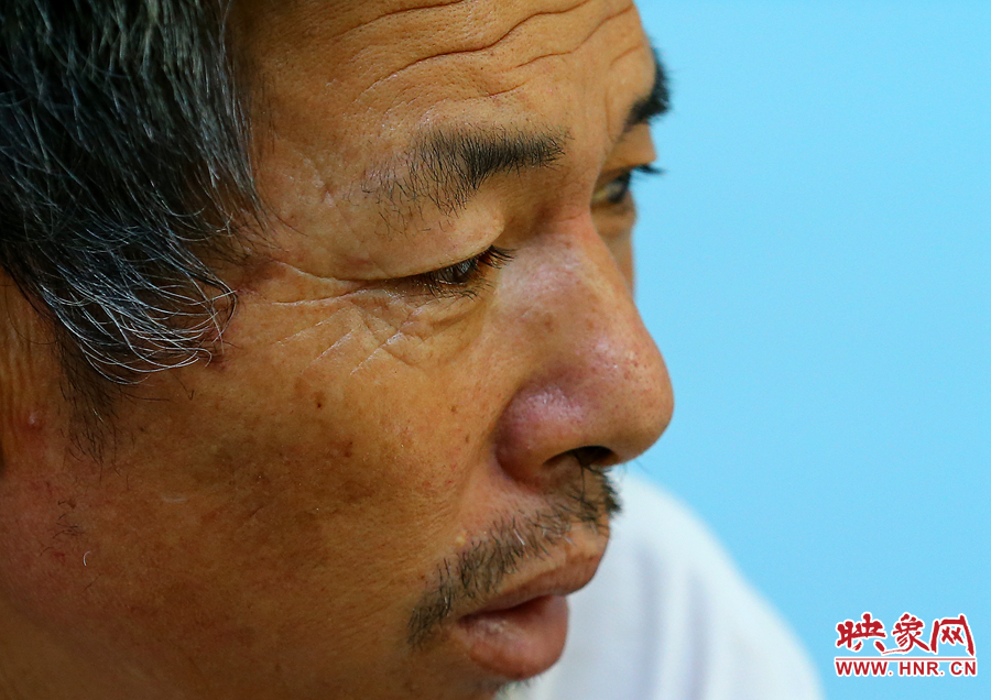 大龍爺爺兩鬢的白發(fā)這兩天好像又多了些，在手術(shù)室外的等待，更是對他內(nèi)心的煎熬。