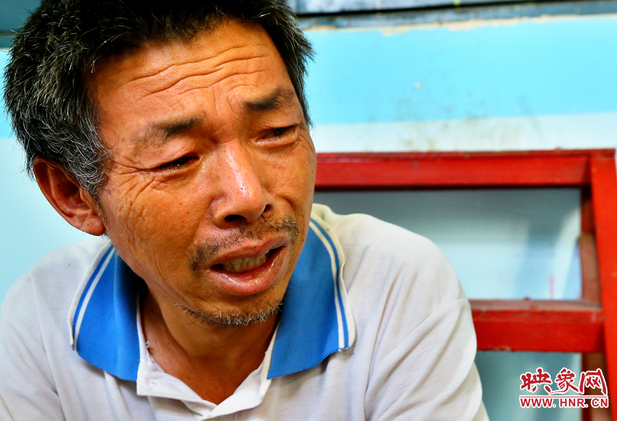 當醫(yī)生告知大龍手術(shù)成功的時候，爺爺忍不住哭了起來