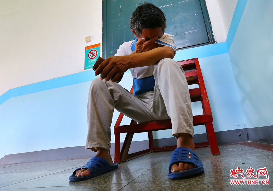 爺爺通過電話告知守護小龍的奶奶，大龍手術(shù)成功后喜極而泣