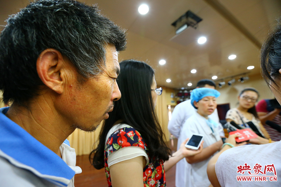 大龍的爺爺在記者采訪醫(yī)生的時候，在一旁默默的聽著病情介紹