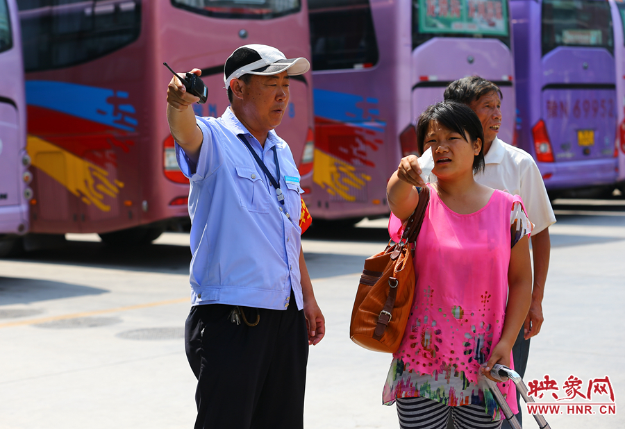 指揮調度期間，不停的有乘客咨詢乘車問題，調度員都是耐心的給他們解答