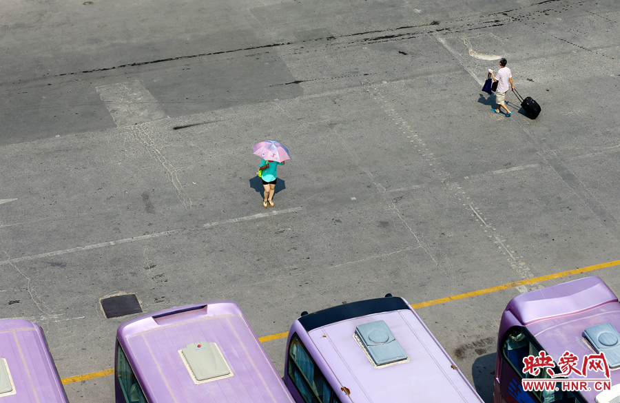 酷暑的陽光，常常曬化車站內地面的瀝青，乘車的旅客都是匆匆而過，不愿過多停留。