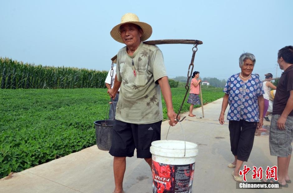 每天排隊(duì)取水，廢水循環(huán)使用已成為該村老少的生活習(xí)慣。