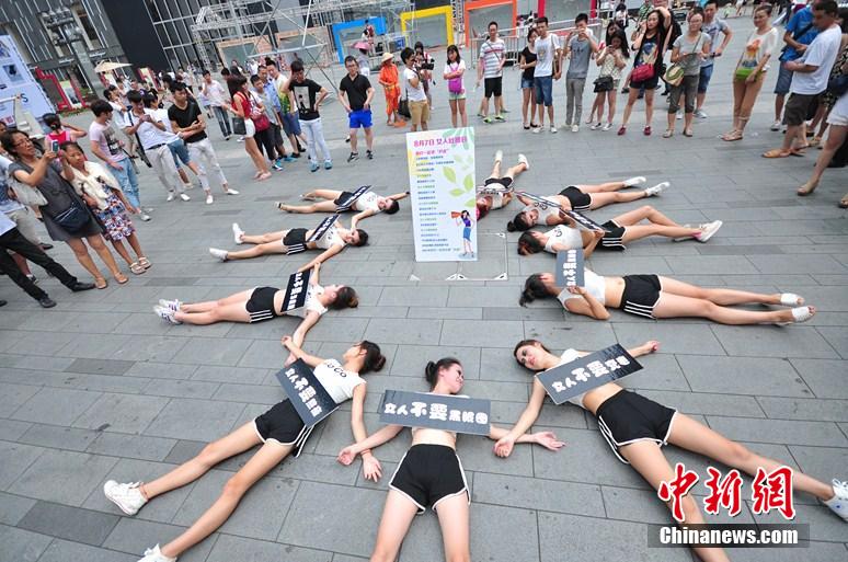 成都街頭現(xiàn)美女集體倒地“吐槽” 成都街頭現(xiàn)美女集體倒地“吐槽”