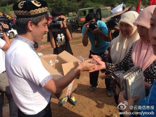 　“切糕王子”阿迪力帶著重達(dá)5噸、價(jià)值50萬元的切糕于7日下午抵達(dá)魯?shù)榈卣鹫鹬旋堫^山鎮(zhèn)。