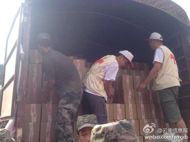 第14集團(tuán)軍官兵協(xié)助阿迪力將1100余箱切糕從貨車上卸下。